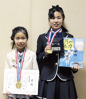 賞状やメダルを手にする田口夏帆さん（右）とあいさん姉妹＝22日・座間市役所