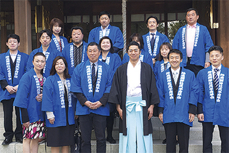 同会メンバーと天野久美会長（前列左から２人目）