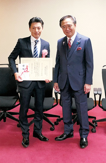 黒岩祐治県知事と賞状を手にする高波貴志会長（左）