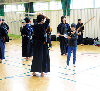 剣道部の練習を体験する小学生