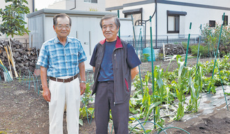 農園活動に取り組む芹沢東第２自治会の和田会長（右）と東原地区社協の塚脇会長