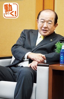 インタビューに応える遠藤三紀夫座間市長（スマートフォンで動画が見られます。詳しくは右下の説明をご確認ください）