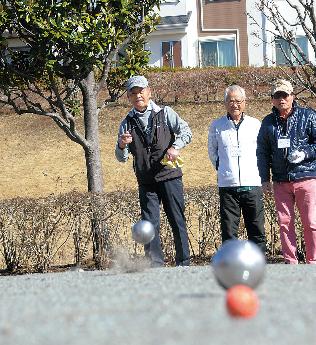 狙いを定めて的へ投球