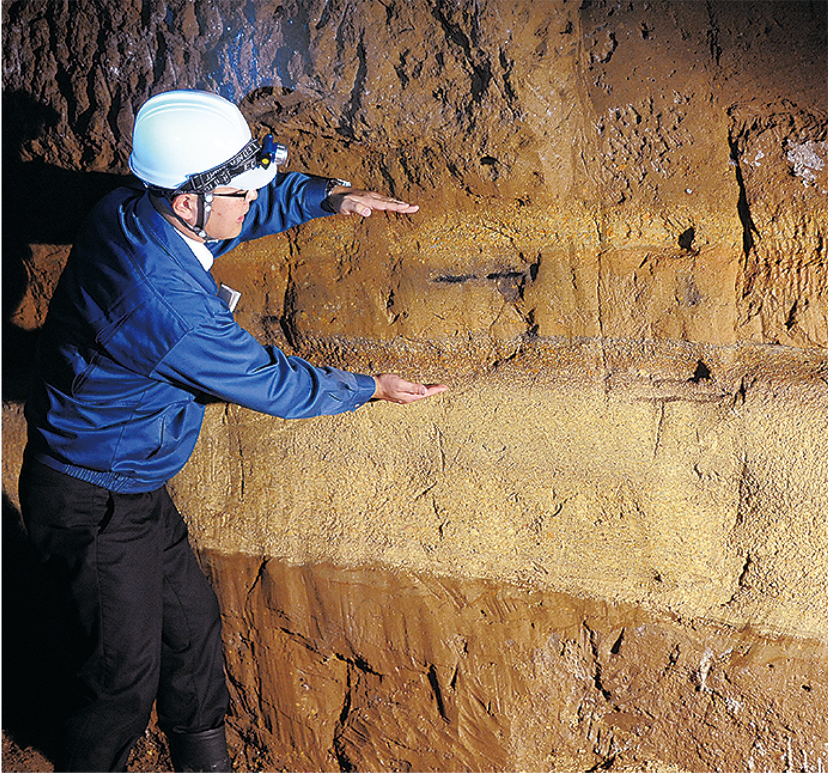 写真で芹沢地下壕を紹介