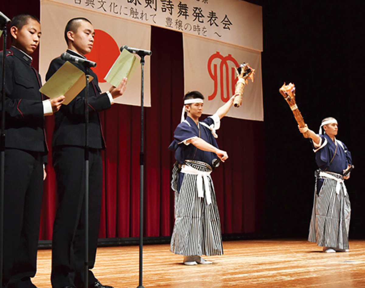 吟詠剣詩舞を披露