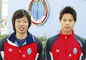日本代表に選ばれた内村甲君（右）と西宮勝利コーチ（左）