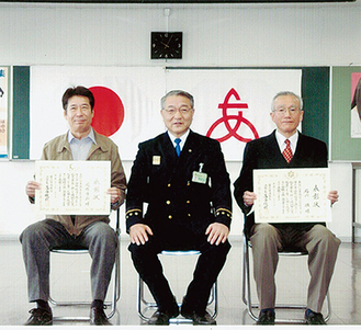 表彰状を手にする遊佐さん（写真左）と石川さん（写真右）