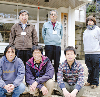 高橋所長（後列左端）ら施設の職員たち