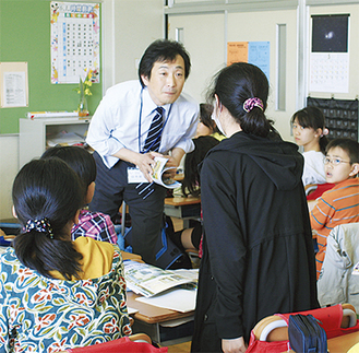 6年生のクラスで授業を行う田所先生