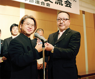 前年度会長の妻倉さん（左）と石川さん