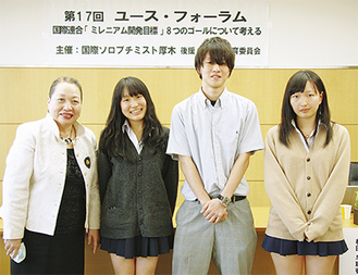 上位３人に選出された高校生と石川会長（左）