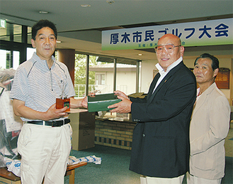 同大会でホールインワンを達成した木藤さん（左）