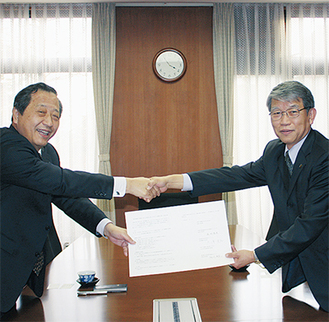 県と協定を結んだ大澤貫寿学長（左）