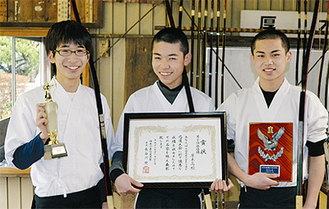 （左から）斉藤さん、渡部さん、室井部長