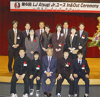 第６期卒団生と李国秀氏（中央下段）