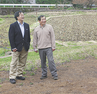 建設予定地に立つ白井教授（右）と吉田代表