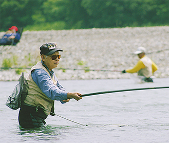 鮎釣りをする釣り人（三川合流点で）