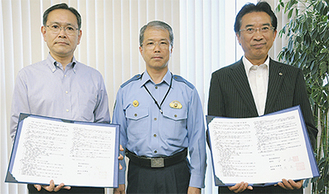 （左から）山田県警本部少年育成課長、鈴木署長、平井教育長