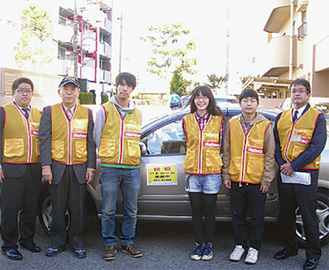 川本自治会員と学生