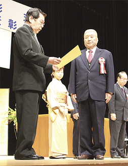 小林市長（左）から表彰状が渡された（写真は関戸彰さん）