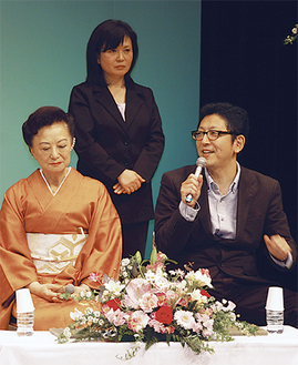 小山明子さん（左）と大島武さんとのトークショー