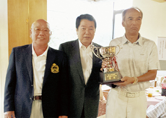 左から今泉ゴルフ協会会長、小林厚木市長、優勝者の青木さん