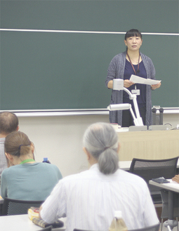 大学の教室で市民に講義する小泉准教授