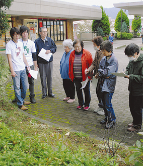 植栽予定地を見学する住民と学生