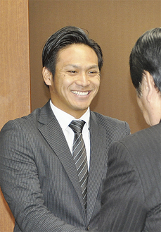 小林市長と握手する田中さん