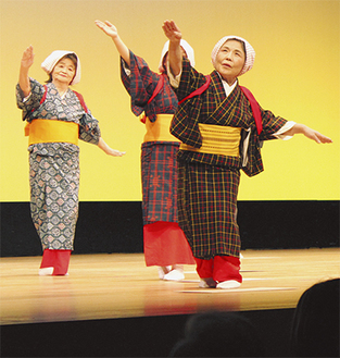 踊りを披露する県人会の会員たち