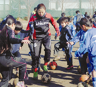 子どもたちと一緒に足技を披露する大儀見選手