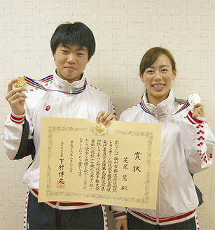メダルを手に持つ芝尾さん（左）と音成さん（右）