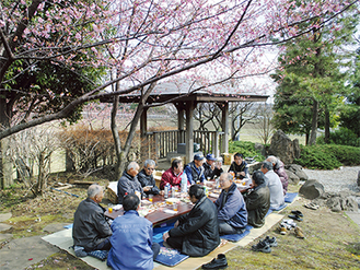 花見を楽しむ相州荻野山中藩保存会のメンバーたち