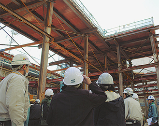 新南棟の免震装置を見学する参加者たち