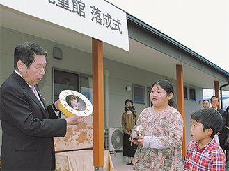小林市長から記念の砂時計と羅針盤が渡された