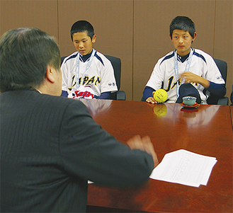 小林市長と話をする野口さん（左）と井上さん（右）