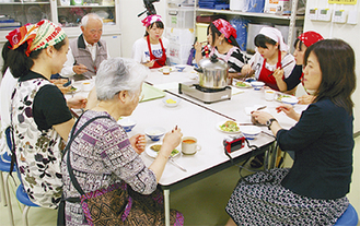 キヌア料理を試食する湘北短大の学生たち