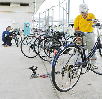 自転車商組合厚木支部による、保管期間を過ぎた放置自転車の引き取り作業