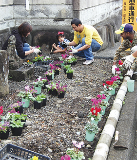 花を植える参加者たち