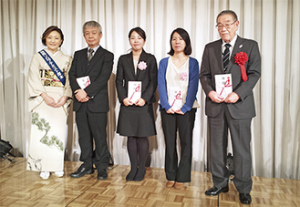 各団体の代表者と齋藤弘子会長（左）