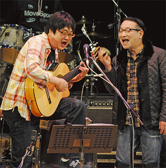 アンコールで熱唱する六角精児さん（左）とゲストの春風亭昇太さん