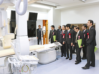 救急手術棟で医療機器を見学する参加者