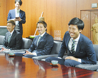 談笑する岡崎選手（右端）ら湘南の選手たち
