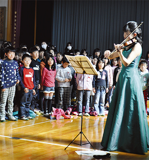 宇根さんの伴奏で校歌を歌う児童たち