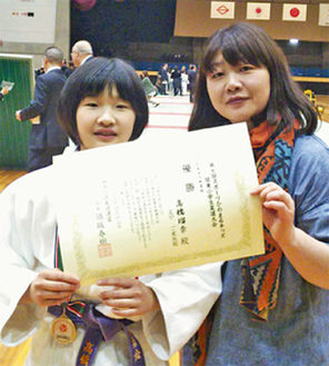 母親と一緒に表彰状を持つ高橋瑠奈さん（左）