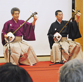 小山貢憲さん（左）らによる演奏