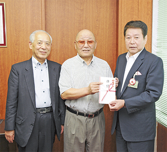 寄付金を手渡す高橋会長と野澤副会長（左）