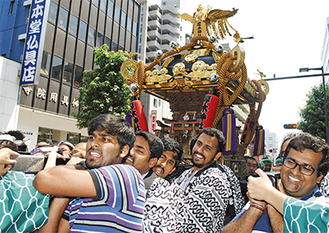 インドから来日中の15人が神輿渡御を体験した