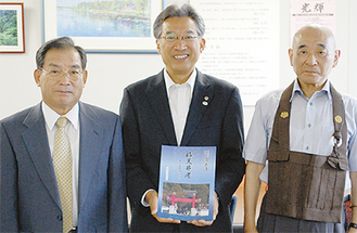 冊子を寄贈した豊島住職（右）と渋谷会長（左）