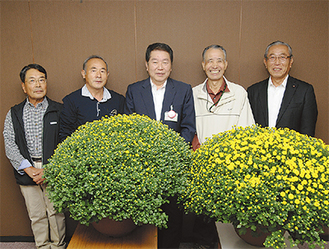 小林市長（中央）と松野委員長（右から２番目）ら